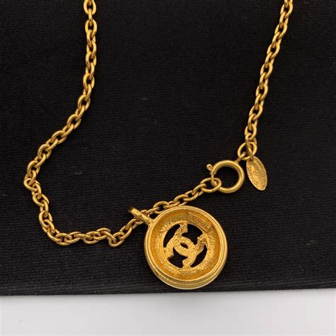 collana chanel logo minimalistic